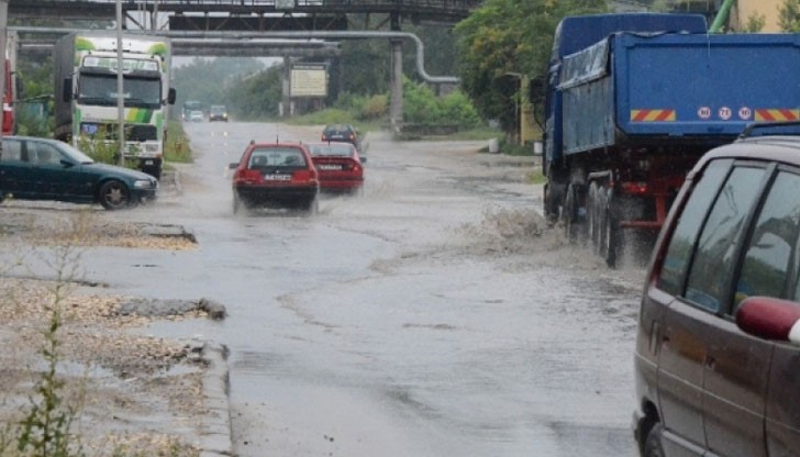 Микробус с пътници е закъсал и заседнал на бул. Тутракан в Русе
