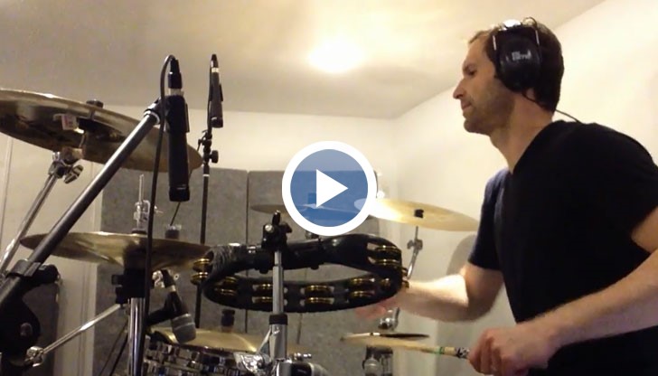 "Walk" на групата "Foo Fighters" кавър на Петер Чех