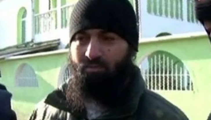 Ахмед Муса бе изведен под конвой от джамията и натоварен на кола на полицията.