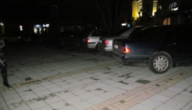 Над 20 автомобили бяха изпълнили централния площад "Хан Кубрат" в късните часове на почивните дни.
