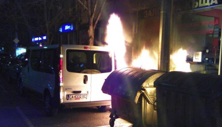 Бус "Опел" горя тази нощ на столичният булевард "Христо Ботев"