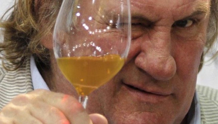 Трабантът, с който Жерар Депардийо пътешества във филмовата лента "Пътуване", се развали. Трабантът, с който Жерар Депардийо пътешества във филмовата лента "Пътуване", се развали.