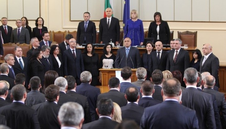 Петима на двама, на един  се обособи русенската представителна осморка относно новото управление на България.