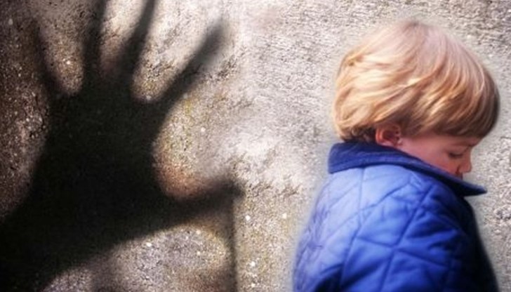 Всички в квартала описват нападателя като млад мъж, облечен в черно, с качулка и тъмни очила Всички в квартала описват нападателя като млад мъж, облечен в черно, с качулка и тъмни очила