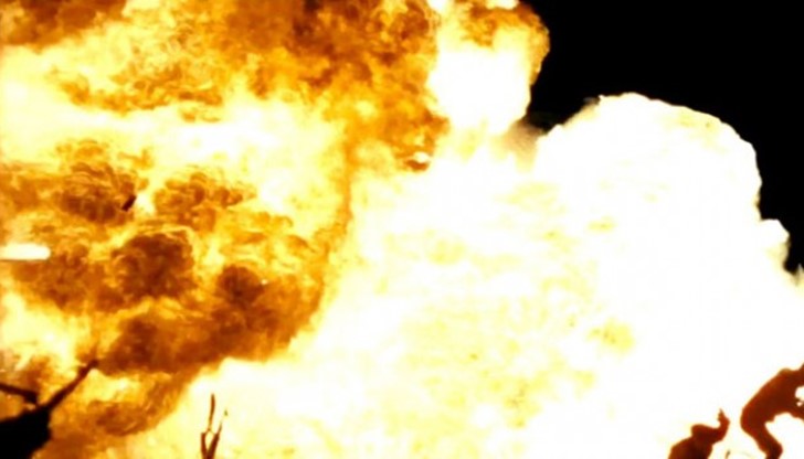 Работили в гаража на къща, когато служител запалил цигара Работили в гаража на къща, когато служител запалил цигара