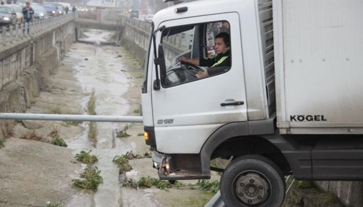 8-тонния камион бил с износени гуми