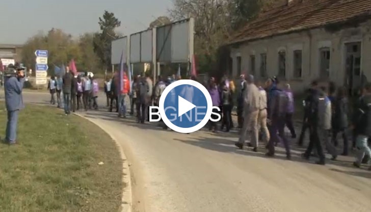 Протестът продължи около 15 минути, като през това време се образуваха колони от камиони и автомобили