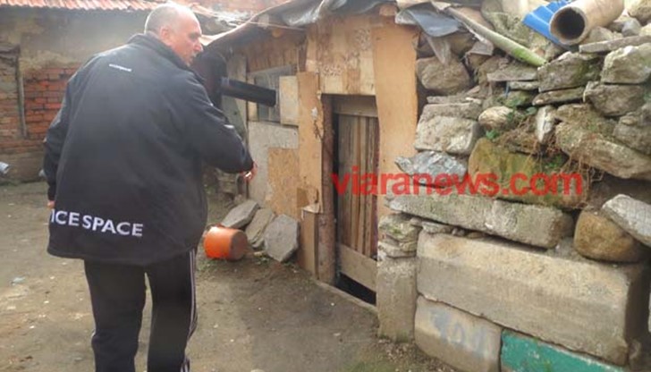 Клетницата ходи по нужда в кучешка колибка, бившият ромски кмет Стефан Лазаров я храни с вафли