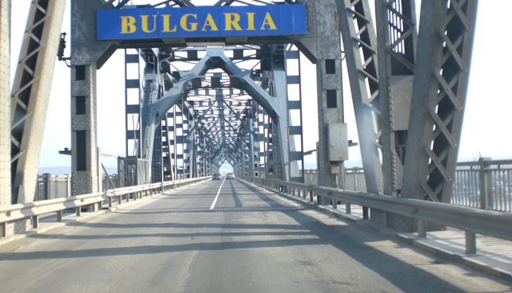 Депутатът на Атака заяви, че държавните институции трябва да се съобразят с европейските директиви, които забраняват изграждането на подобни съоръжения в близост до обекти на националната сигурност, какъвто е Дунав мост.