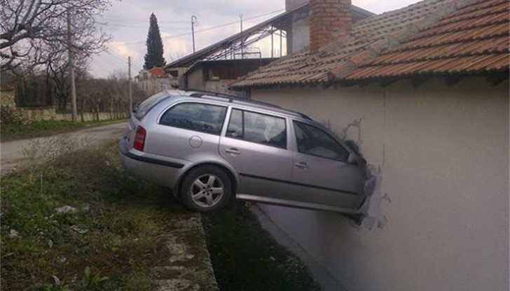 В тенекии за скрап се е превърнал „Ситроен”-а, който 18-годишният Осман Вълков разби в къща в село Дебрен