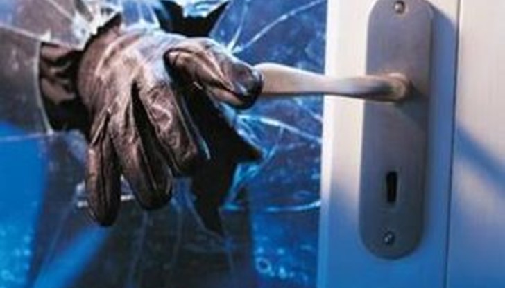 На ул. "Алеи Възраждане", чрез счупване патрона на входната врата е проникнато в апартамента На ул. "Алеи Възраждане", чрез счупване патрона на входната врата е проникнато в апартамента