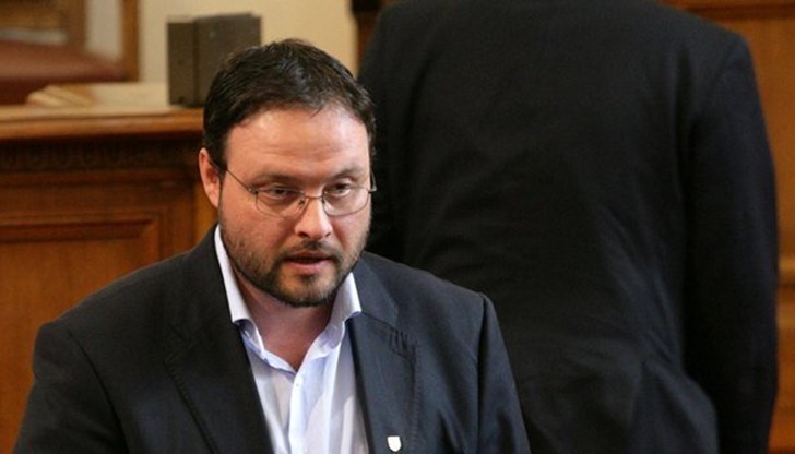 Десислав Чуколов бе ударен през устата от съда за непремерените си приказки Десислав Чуколов бе ударен през устата от съда за непремерените си приказки