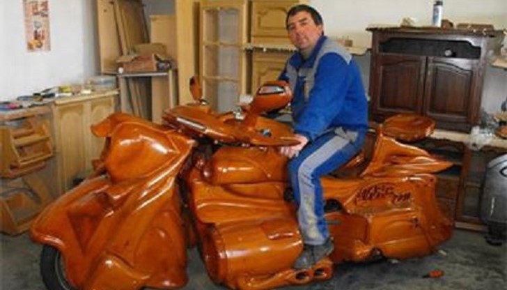 Единствения у нас мотор от дърво подкара по улиците на Трявна мебелистът Диян Стефанов.