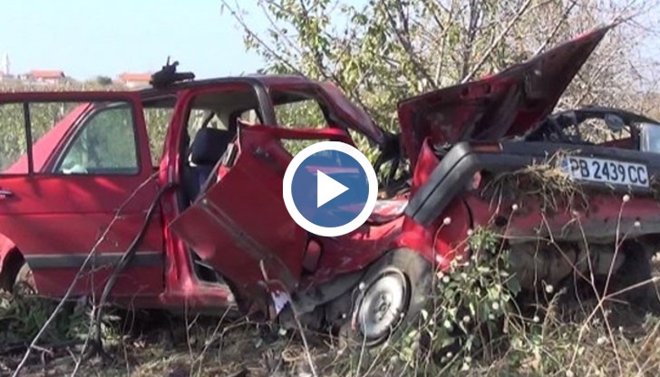 "Фолксваген"-ът прелетял над канавката и се ударил в дърво