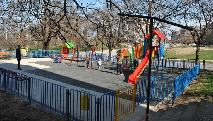 метът Стоилов допълни, че през следващата година се предвижда да бъдат обновени още 20 детски площадки