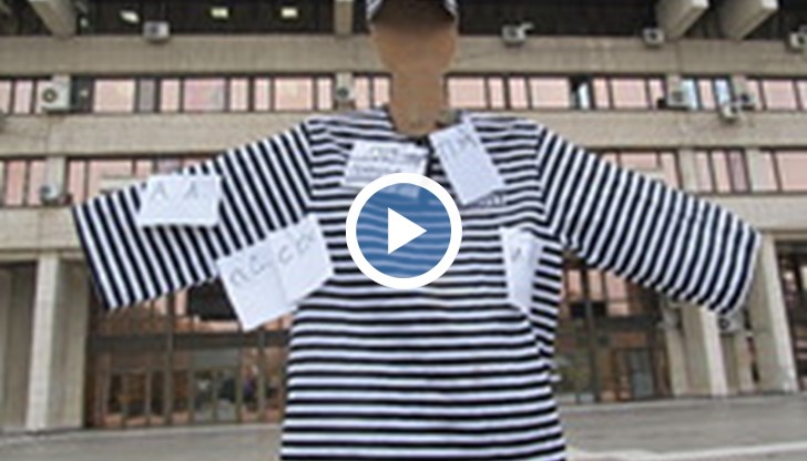 Инициаторите от сдружение "Бъдеще за Русе" са избрали от двете страни на теглилката да стоят надписите "Възход" и "Разруха"