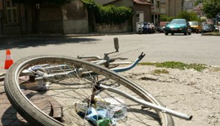 В момента спешен медицински екип му оказва помощ на местопроизшествието.