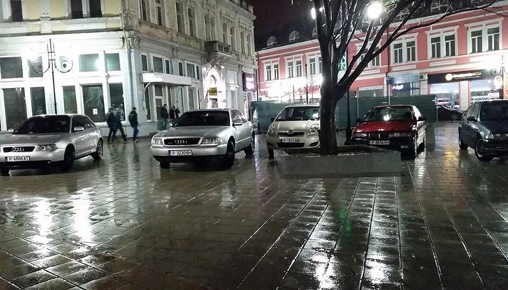 Много русенски шофьори използват площад "Хан Кубрат" за паркинг