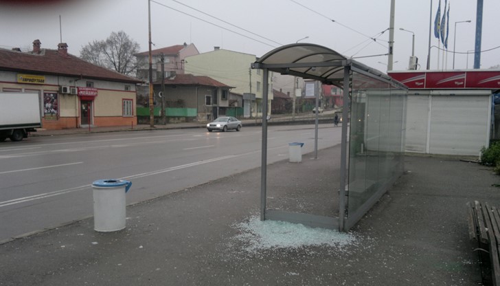 Новата автобусна спирка пред комплекс "Ялта" е потрошена от вандали през почивните дни.