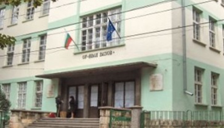 Блъснаха възрастен мъж до училище "Иван Вазов" в Русе