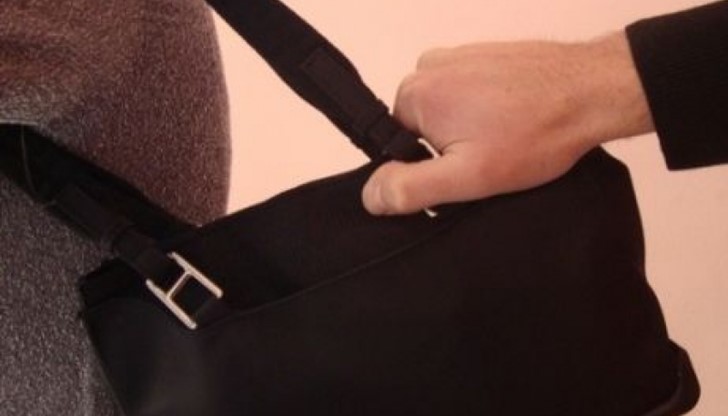 В дамската чанта е имало мобилен телефон, връзка с ключове и др. вещи. В дамската чанта е имало мобилен телефон, връзка с ключове и др. вещи.