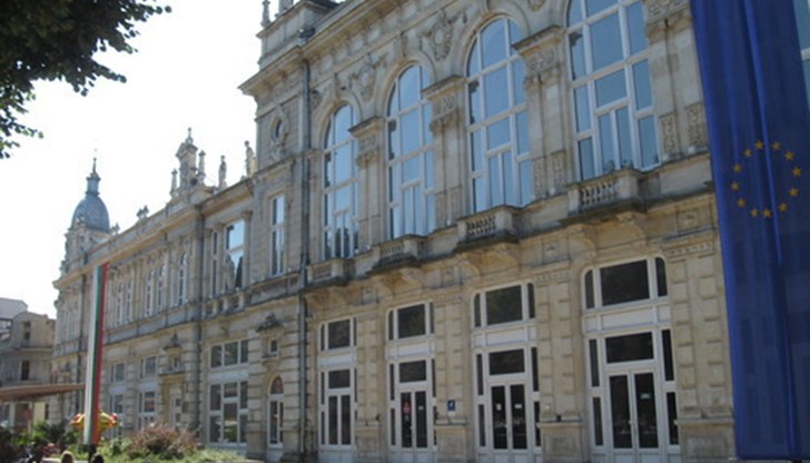 В града се продават карти от името на театъра за закупуване на билети с определено намаление за представленията му .