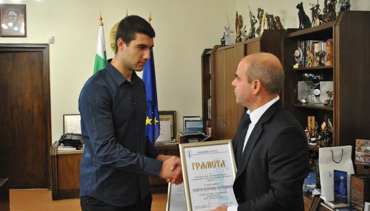 Днес на официална среща в кабината на кмета Пламен Стоилов беше връчена наградата Студент на годината 2014.