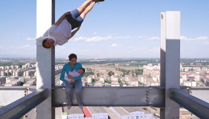 В Инстаграм се появи нова тенденция, наречена "антигравитация".