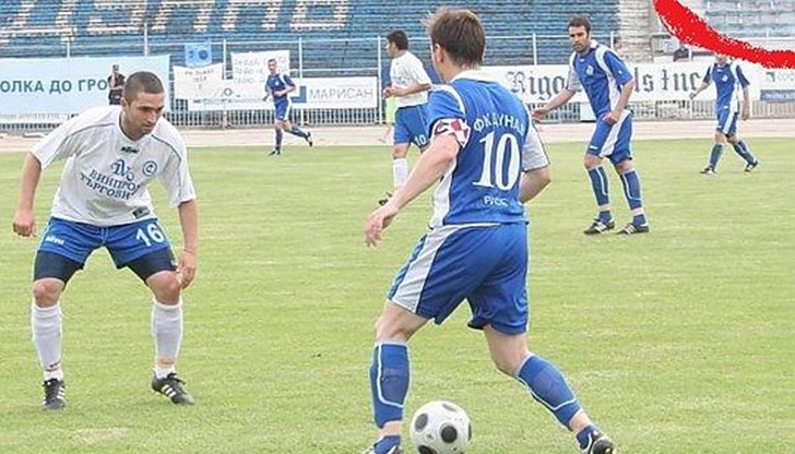 Разочарованието си от апатията, обхванала по-голямата част от т. нар. футболна общественост обаче изказа председателят на фен клуба "Дунав завинаги" Александър Стефанов. Разочарованието си от апатията, обхванала по-голямата част от т. нар. футболна общественост обаче изказа председателят на фен клуба "Дунав завинаги" Александър Стефанов.