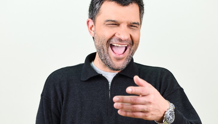 И тази вечер по време на живото предаване прехвърчаха остри искри между Тодор и Катето Евро, но накрая двамата се разделиха с прегръдки и целувки. И тази вечер по време на живото предаване прехвърчаха остри искри между Тодор и Катето Евро, но накрая двамата се разделиха с прегръдки и целувки.