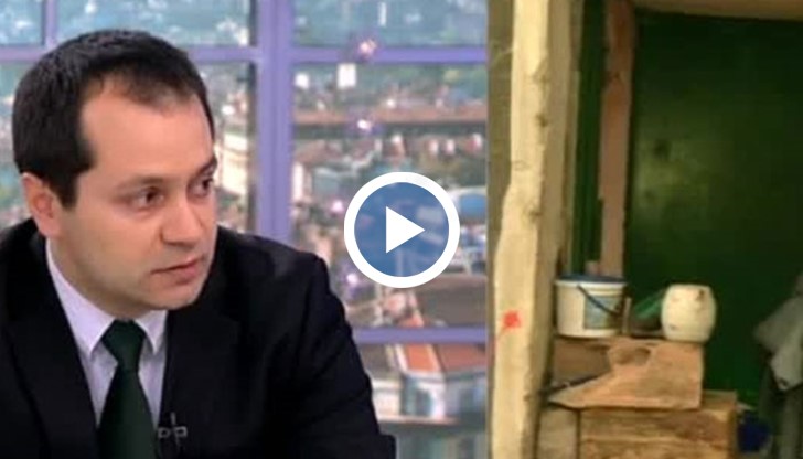 Родители държат трите си деца заключени с катинар, докато те събират хартия и железа по сметищата.