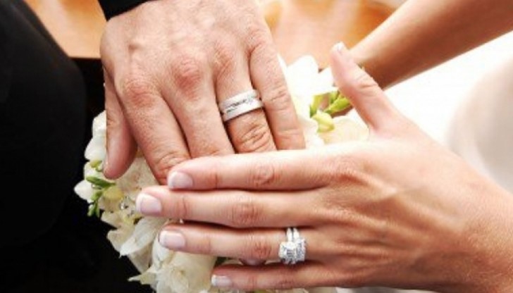 Връщането на ергенския данък пък е насочено към пресичане на практиката от последните години двойки да живеят на семейни начала без официален брак.