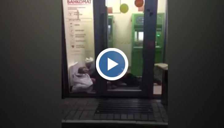 Влюбените се отдали на ласки на топло в сграда на Сбербанк в Астрахан