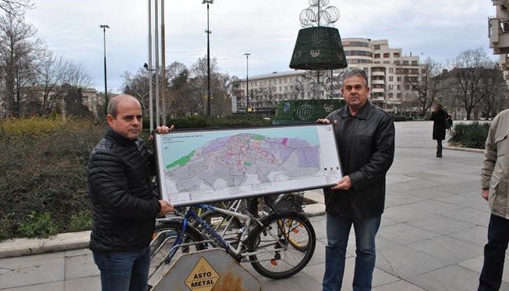 Сдружение „Вело – Русе“ връчи символичен подарък на кмета Пламен Стоилов – карта на плана за велосипедната мрежа на града.