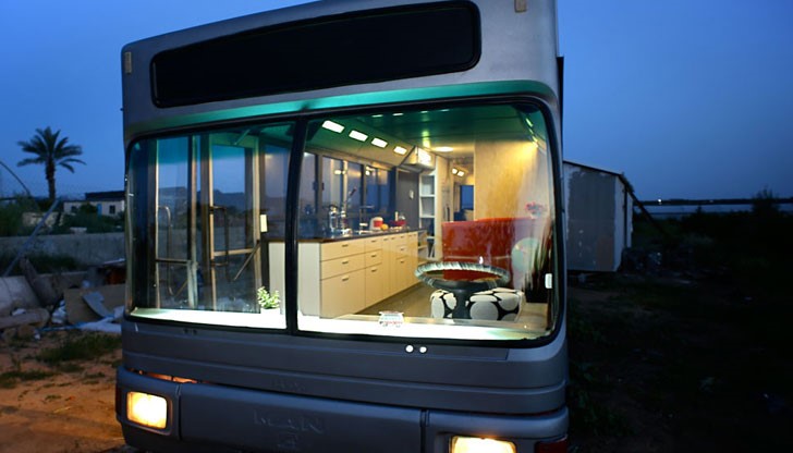Автобусът разполага с кухня, баня и две прозрачни стъкла на покрива, които осигуряват красива звездна гледка през нощта