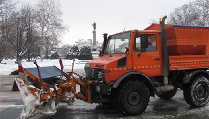 Снегът в централната част на Русе ще се чисти със специален препарат, за да не се съсипе новата настилка Снимки: Николай Каламов