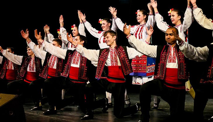 В продължение на час и половина малки и големи танцьори и певци веселиха русенци