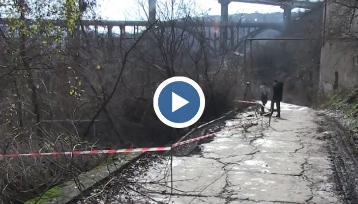 Участък с дължина около 25 м. е по бетоновия бряг на малката река Беленска е пропаднала част от пътя, заедно с тротоара