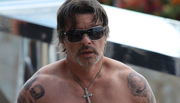 Куката бе един от сценаристите на предишната част, която изобилстваше от вулгаризми, кръв и порно сцени Куката бе един от сценаристите на предишната част, която изобилстваше от вулгаризми, кръв и порно сцени