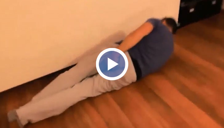 Камери снимат младежа дори в банята, когато се опитва да отмие остатъците от лютивия спрей