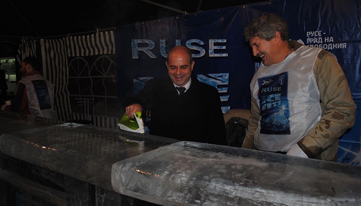 Една от най-големите атракции беше леденият бар. Кметът Пламен Стоилов се включи като помогна за заглаждането на ледената повърхност.