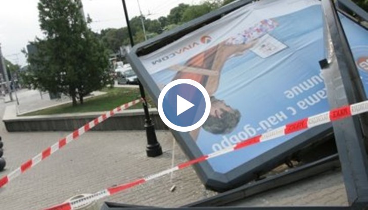 Катастрофа в крайпътен билборд, прати две жени в болница.