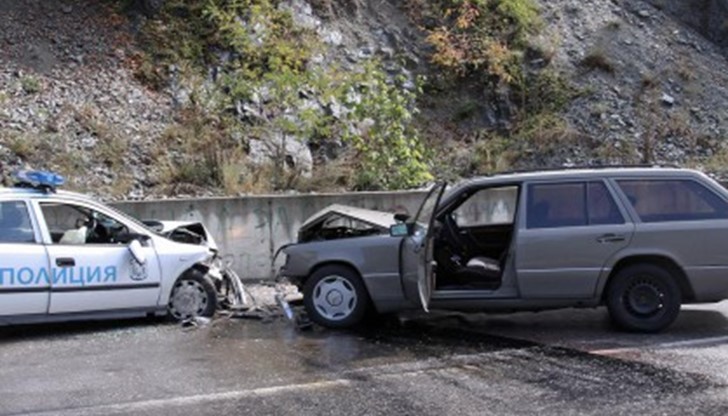 Четирима души, от които трима полицаи, са пострадали при тежка катастрофа по пътя от Силистра за село Калипетрово. Четирима души, от които трима полицаи, са пострадали при тежка катастрофа по пътя от Силистра за село Калипетрово.