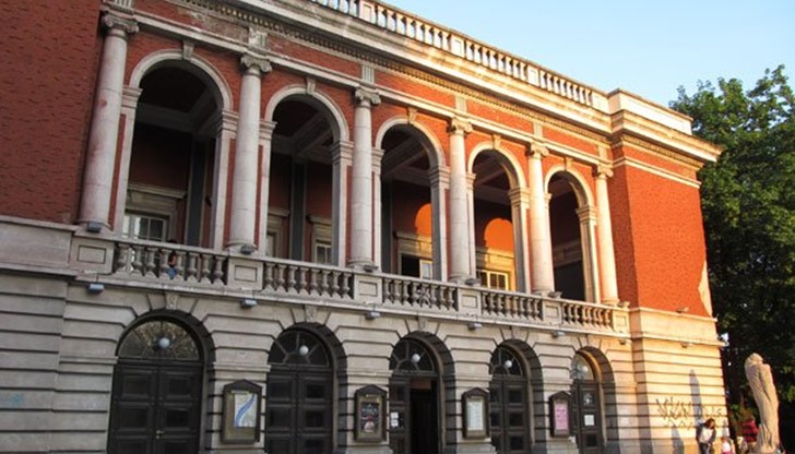 Предложението важи и за един зрител, като той може да гледадвата концерта с един билет в операта.