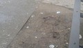 Кал вместо асфалт на автобусните спирки