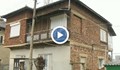 Семейство живее в порутен гараж, комшии зазидали вратата им за вкъщи