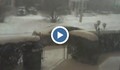 За секунди снегът покрива дори автомобилите