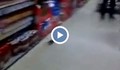Гнусен плъх обикаля между стелажите на Kaufland