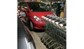 Клиент паркира при количките за пазаруване