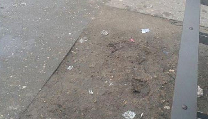 На повечето спирки вместо асфалт или плочки има пръст и съответно кал